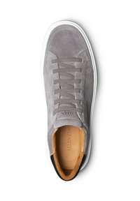 Graue Wildleder-Sneaker mit weißer Sohle, runder Zehenpartie und flachen Schnürsenkeln. Das Innere verfügt über ein braunes Lederfutter. Subtile Textur, keine sichtbaren Muster oder Akzente.