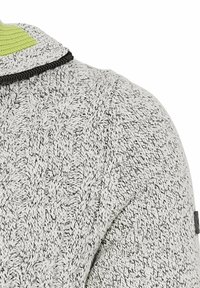 Maglione grigio lavorato a maglia con un motivo strutturato, dotato di un colletto interno verde brillante e di bordi neri in contrasto lungo il scollo.