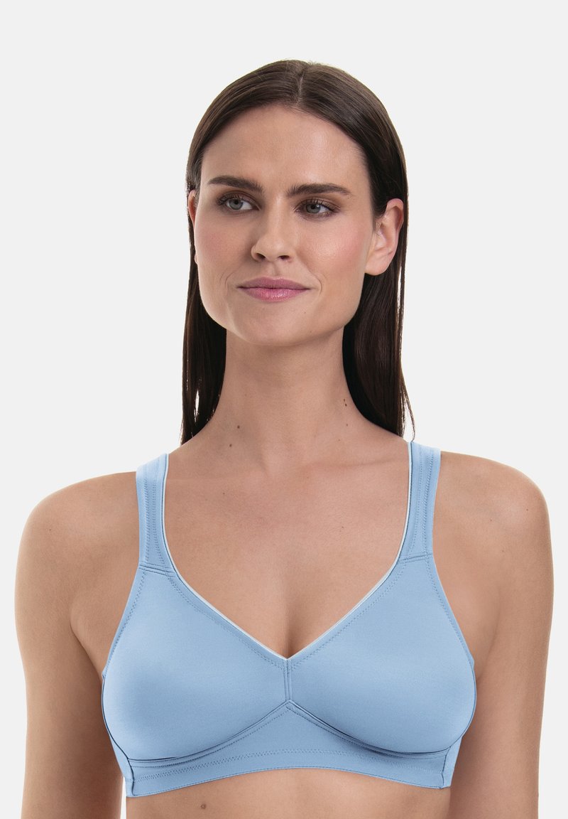 Hellblauer drahtloser BH mit breiten Trägern, weichem Stoff und dreieckigen Cups mit nahtlosem Design und ohne sichtbare Beschläge.