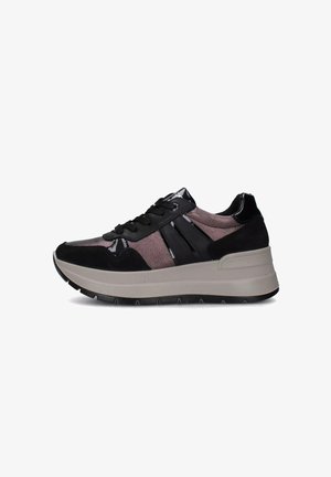 Sneaker nera e rosa con una tomaia testurizzata, dettagli neri lisci e una suola spessa beige; presenta lacci standard e tallone rinforzato.