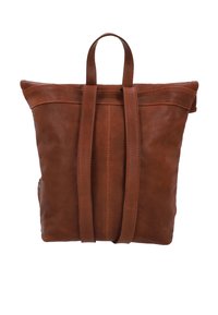 Brązowy plecak skórzany o zorganizowanym kształcie, z zrolowanym wierzchem, dwiema ramiączkami i małą boczną kieszenią z metalowym akcentem.