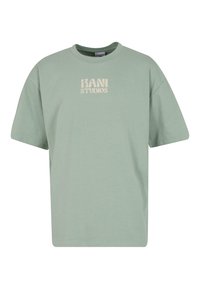 Myntegrønn bomulls t-skjorte med korte ermer, rund hals og en fremtredende "KANI STUDIOS" logo i beige på brystet. Klassisk avslappet passform.
