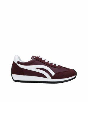 Zapatilla deportiva color burdeos con detalles en blanco, parte superior texturizada y suela de goma. Presenta un sistema de cordones tradicional y un diseño de punta redondeada.