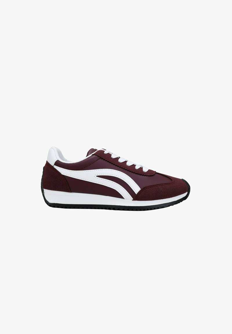 Chaussure de sport bordeaux avec des accents blancs, une tige texturée et une semelle en caoutchouc. Elle présente un laçage traditionnel et un design de pointure arrondie.