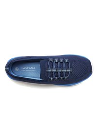 Scarpa slip-on blu navy con tomaia in mesh traspirante, lacci elastici e suola azzurro chiaro. Presenta un motivo testurizzato sulla punta.