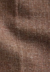 Tejido marrón tejido con una superficie texturizada, que presenta un patrón sutil de colores de hilo variados para profundidad y dimensión.