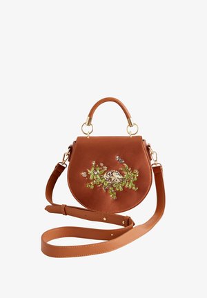 Braune Lederhandtasche mit runder Form, verziert mit floralem Stickereimuster in Grün und Weiß, goldenen Akzenten und einem abnehmbaren Tragegurt.