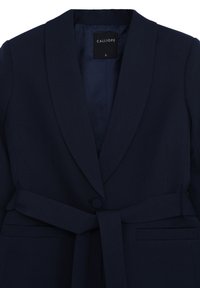 Blazer su misura blu navy con colletto a scialle, chiusura con un bottone coperto, cintura in tessuto e due tasche anteriori a pattina.