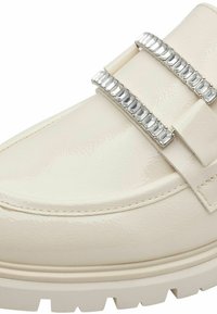 Mocassino bianco in pelle verniciata con due fasce decorative in argento con ornamenti rettangolari e una suola spessa in gomma testurizzata.