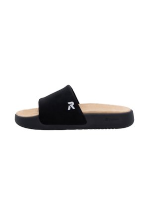 Des sandales noires à semelle plate avec une tige en daim doux et un lit de pied beige. Elles présentent une semelle en caoutchouc noir solide et un accent logo sur la sangle.
