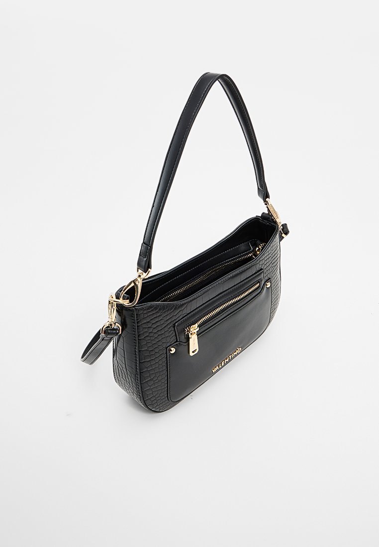 Schwarze Handtasche mit strukturiertem Finish, einem einzigen Schulterriemen, goldenen Hardware-Details und einer Front-Reißverschlusstasche. Kompakte und rechteckige Form.