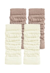 Vier strukturierte, gestrickte Beinwärmer: zwei in hellem Creme und zwei in Taupe. Jeder hat einen gerippten oberen Rand und einen gerafften Körper für mehr Volumen.