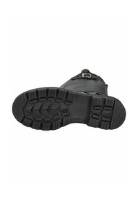 Suela de bota negra con un patrón de banda de rodadura resistente, que presenta surcos prominentes y formas hexagonales para una mejor tracción. Acentuada con un detalle de hebilla.