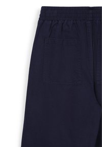 Navyblaue Hose mit einem elastischen Bund, ausgestattet mit einer einzelnen Gesäßtasche. Der Stoff hat eine glatte Textur und ist einfarbig, ohne Muster.