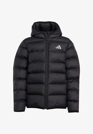 Giubbotto piumino nero con cappuccio, caratterizzato da sezioni trapuntate, chiusura frontale con zip e un piccolo logo grigio sul petto. Materiale leggero.