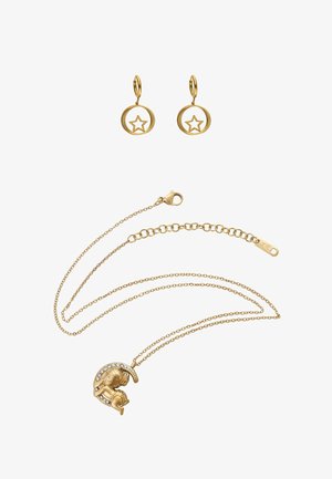 Set de bijuterii aurii care include un colier cu lanț și pandantiv detaliat, împreună cu cercei cerc cu design stelat.