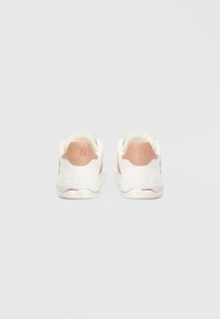 Λευκά αθλητικά παπούτσια με ανοιχτό ροζ λεπτομέρειες, φτιαγμένα από λείο συνθετικό υλικό. Διαθέτουν υφή στη φτέρνα και λεπτομέρεια με λογότυπο στο πίσω μέρος.
