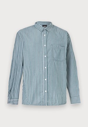 Vyriški ilgomis rankovėmis marškiniai su vertikaliomis žaliomis ir baltomis juostelėmis bei krūtinės kišene, išdėstyti plokščiai ant šviesaus fono.