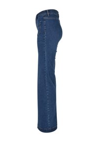 Jean en denim bleu foncé, avec un design à jambe droite, des poches standard et une ceinture simple avec passants pour ceinture.