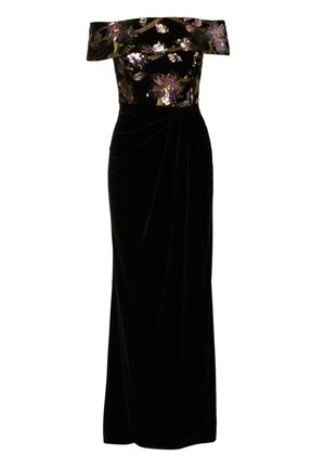 Abito in velluto nero con spalle scoperte, arricchito da decorazioni floreali in paillettes sul corpetto, con dettagli drappeggiati in vita.