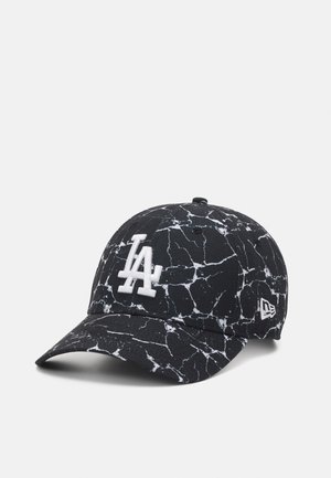 Gorra negra con patrón de mármol, logo "LA" bordado en blanco en la parte frontal y logo de New Era en el lateral. Diseño de visera curva.