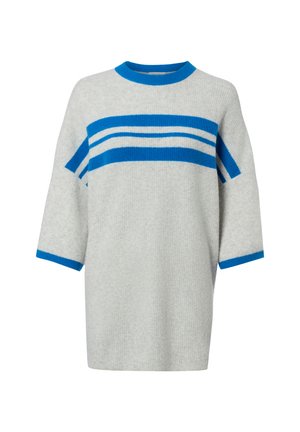 Lichtgrijze gebreide trui met een ontspannen pasvorm, met blauwe en witte gestreepte accenten en een blauwe ronde kraag, ontwerp met halve mouwen.