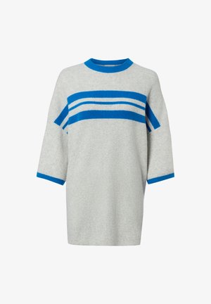 Lichtgrijze gebreide trui met een ontspannen pasvorm, met blauwe en witte gestreepte accenten en een blauwe ronde kraag, ontwerp met halve mouwen.