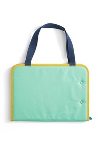 Prostokątny, miętowozielony materiałowy folder z żółtym wykończeniem, niebieskimi uchwytami, dwoma metalowymi zatrzaskami i gładką teksturą.