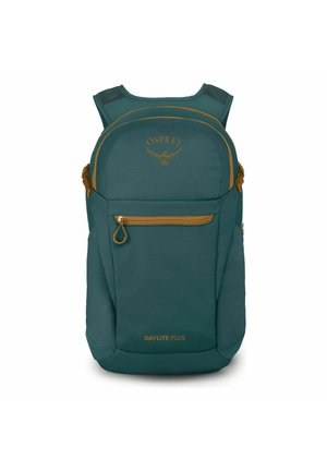 Zaino Teal Osprey Daylite Plus con tasca frontale con cerniera, spallacci imbottiti e logo sulla parte superiore frontale.