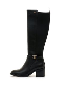 Botas negras de cuero lisas hasta la rodilla, con un panel texturizado, un acento de hebilla dorada y un tacón bloque. Diseño de punta redondeada.