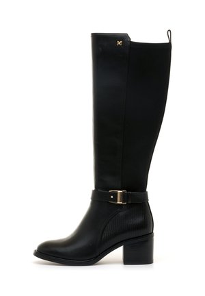 Stivali neri al ginocchio realizzati in pelle liscia, con un pannello testurizzato, un'accento con fibbia dorata e un tacco a blocco. Design con punta arrotondata.