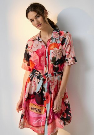 Next, TALL FIT - SHORT SLEEVE TIE WAIST SHIRT DRESS  . - Blousejurk - red print