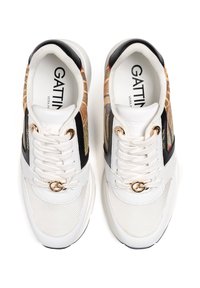 Białe trampki z czarnymi i wzorzystymi akcentami z tkaniny, posiadają okrągłe złote przelotki oraz detal z logo na języku i boku. Teksturowana cholewka.