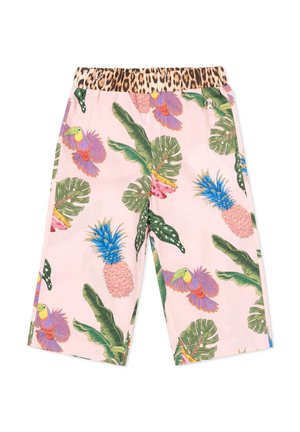 Różowe spodenki z elastycznym pasem w panterkę, ozdobione tropikalnymi zielonymi liśćmi, kolorowymi papugami i ananasami z niebieskimi czubkami.