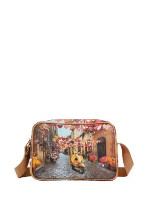 Borsa a tracolla con una stampa colorata raffigurante una donna su uno scooter giallo in una strada acciottolata decorata con lanterne a forma di cuore appese.