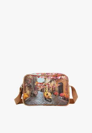 Borsa a tracolla con una stampa colorata raffigurante una donna su uno scooter giallo in una strada acciottolata decorata con lanterne a forma di cuore appese.