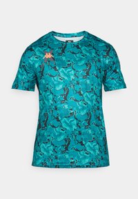 T-shirt de sport à manches courtes en camouflage bleu-vert avec col rond et petit logo orange sur le haut de la poitrine gauche.