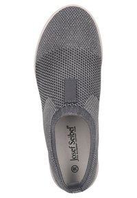 Šedá pletená nazouvací bota s texturovaným svrškem, elastickým akcentem a světlou podešví. Uvnitř se nachází branding a velikost.