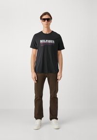 Tommy Hilfiger FADE TEE - Majica kratkih rukava s printom - black