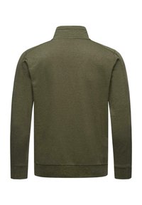 Chaqueta verde oliva con tejido texturizado, cuello alto, mangas largas y dobladillo acanalado. La parte posterior es lisa, sin adornos.