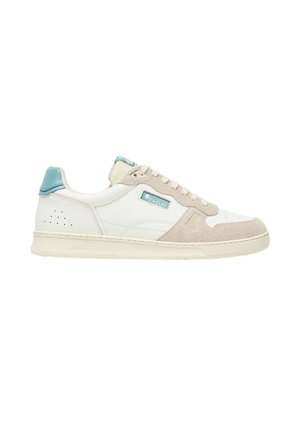 Weißer flacher Sneaker mit beigen Wildlederdetails, hellblauen Fersen- und Logo-Akzenten und beiger Sohle, nach links auf weißem Hintergrund ausgerichtet.