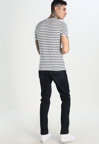 Levi's® SLIM FIT 2 PACK  - Camiseta básica - dark blue