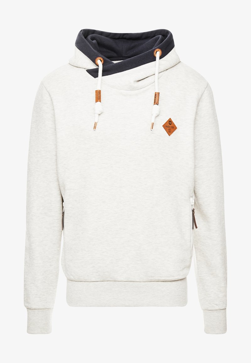 Sudadera gris claro con un cuello de cowl azul marino, cordones blancos y detalles de cuero. Presenta un bolsillo lateral con cremallera y un detalle de logo en forma de diamante.