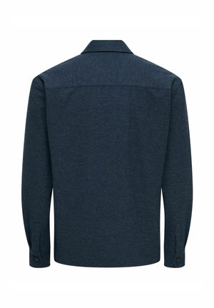Tmavě modrá dlouhá košile s límečkem, texturovaná látka, knoflíkové manžety a rovný lem. Zadní pohled odhaluje hladký, přiléhavý design.