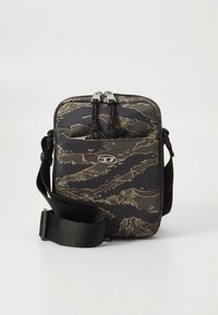 Borsa a tracolla mimetica nera e verde con chiusura a doppia zip, tasca frontale piatta, tracolla regolabile e tessuto liscio e testurizzato.