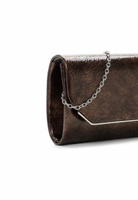 Clutch marrón de cuero sintético con un acabado texturizado, forma rectangular y una correa de cadena plateada. Presenta un elegante acento metálico.