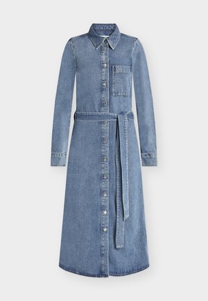 Φόρεμα πουκάμισο από ανοιχτό μπλε τζιν με μακριά μανίκια, κουμπιά μπροστά, τσέπη στο στήθος, γιακά και ταιριαστή ζώνη δεμένη στη μέση.
