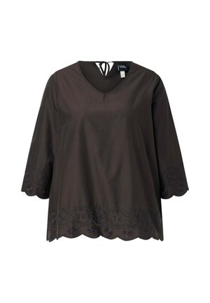 Mørkebrun bluse med lange ærmer, V-hals, bølget kant og broderede cirkulære blomster mønstre langs ærmer og nederste kant.