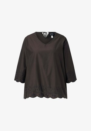 Mørkebrun bluse med lange ærmer, V-hals, bølget kant og broderede cirkulære blomster mønstre langs ærmer og nederste kant.