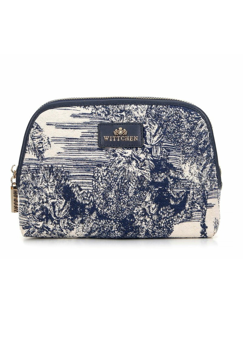 Tracolla cosmetica navy e crema con tessuto testurizzato, forma arrotondata e dettagli del logo dorato. Presenta una chiusura a zip lungo la parte superiore.